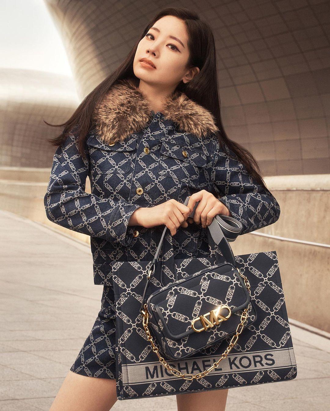 twice_dahyun_michaelkors_2023_collection_taska_webshop_pakkolj