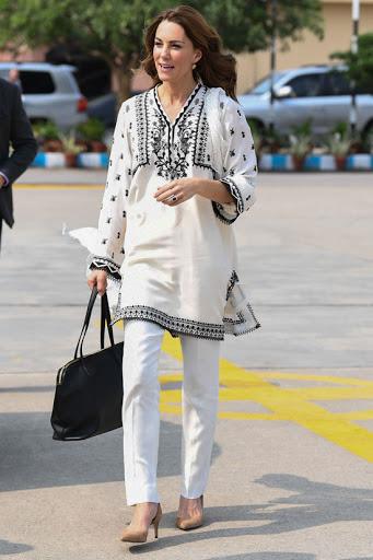 smythson-satchel-kate-middleton-fekete-kezitaska-noi-pakkolj